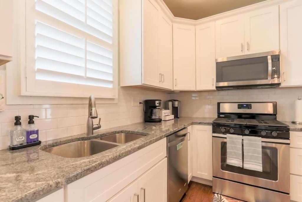 Holiday home New Amazing 4br Suite* Hot Tub *2 Mi To Music *